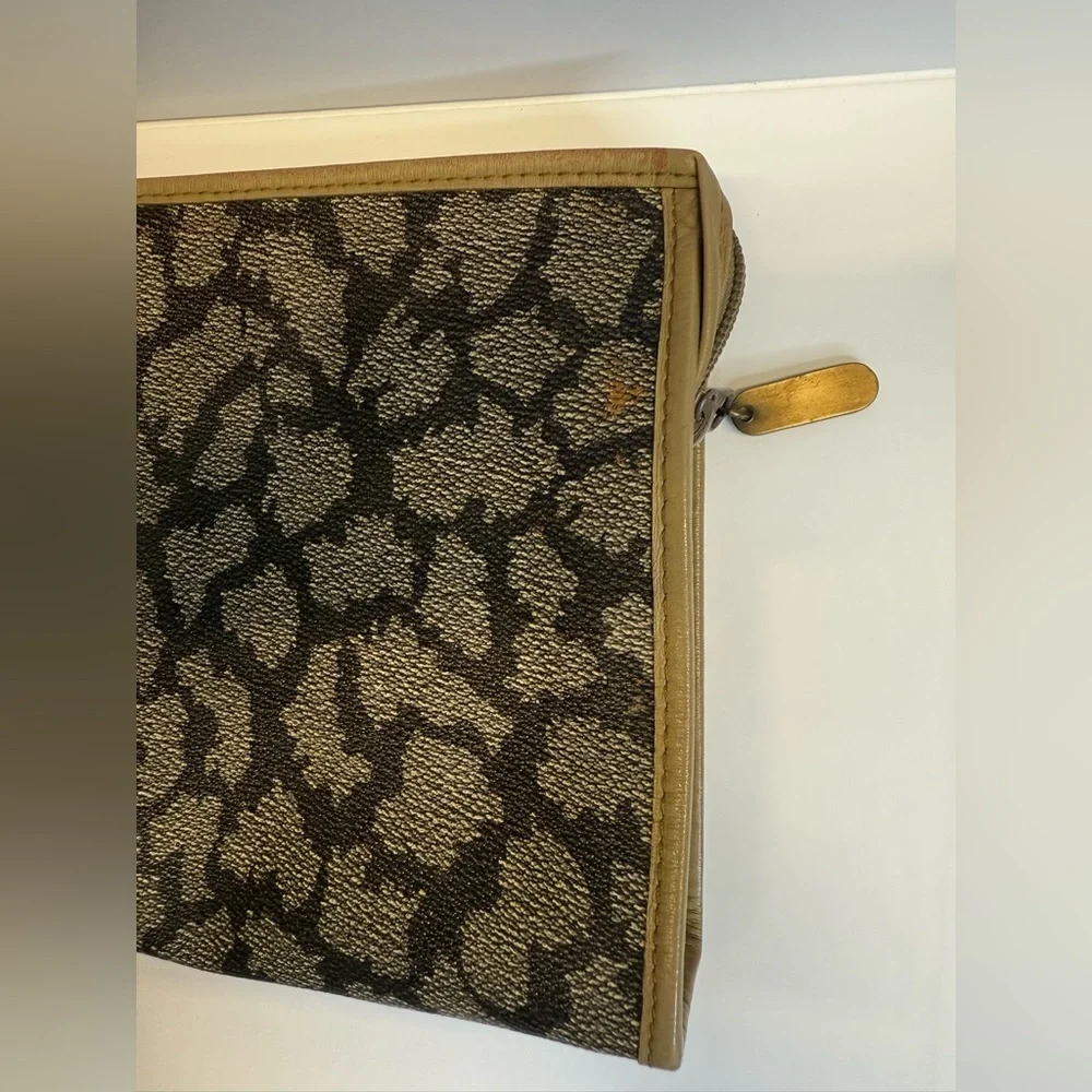 YSL Vintage Clutch in Iconic Giraffe Print - Picture 4 of 13